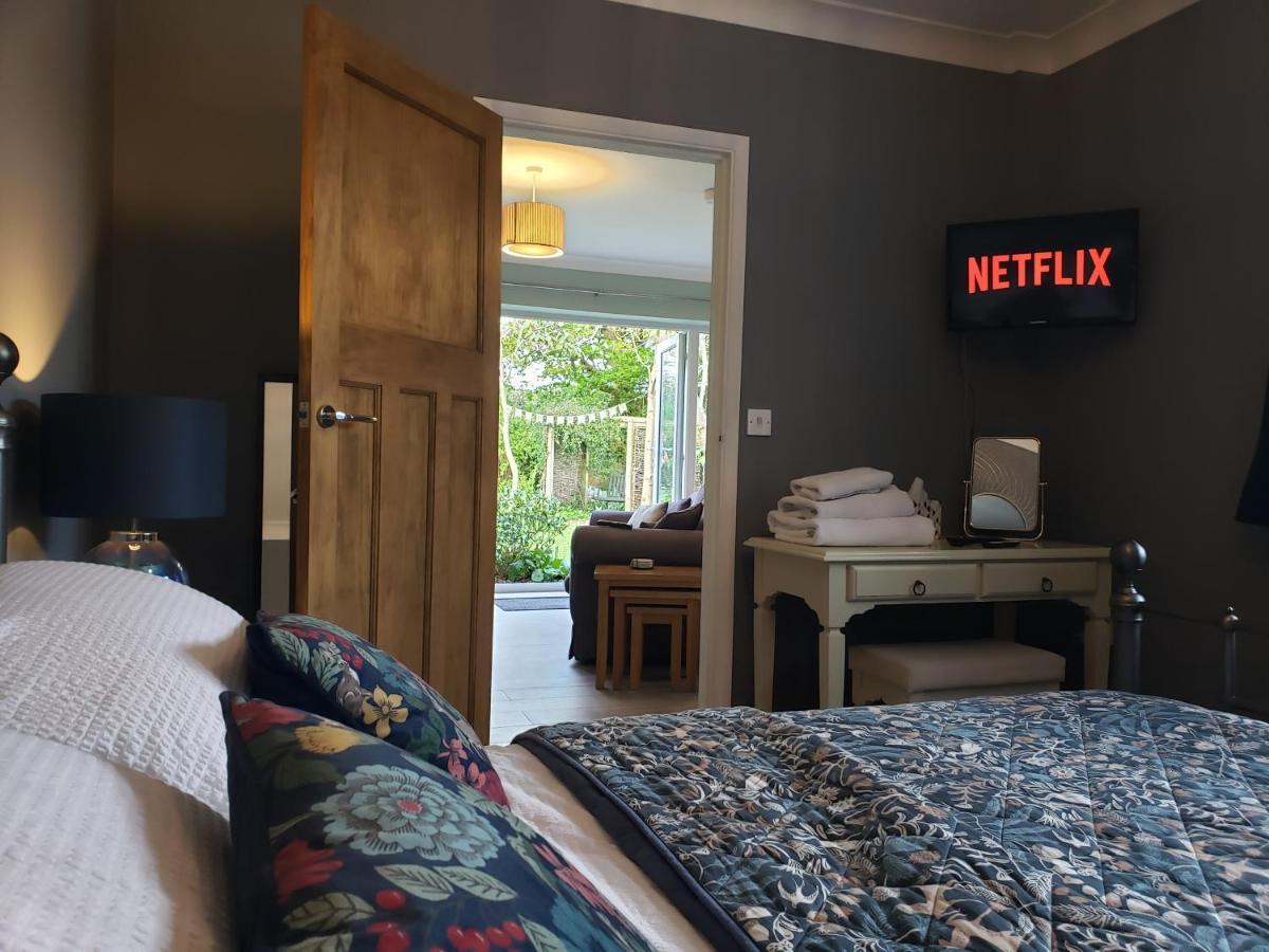 Luxury Self Catering With Cosy Cabin & Sauna In Colchester Extérieur photo